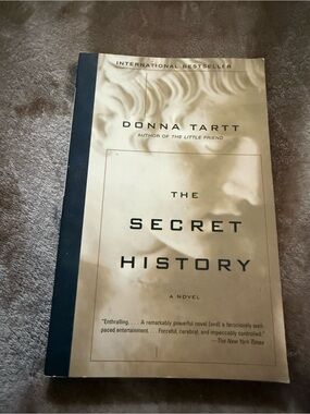 Donna Tartt "The Secret History" Paperback - EUC Beige & Black Cover